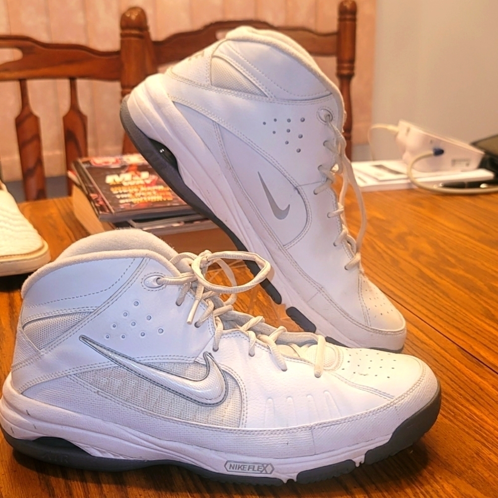 Mens size 11 Nike air team trust basketball shoes.